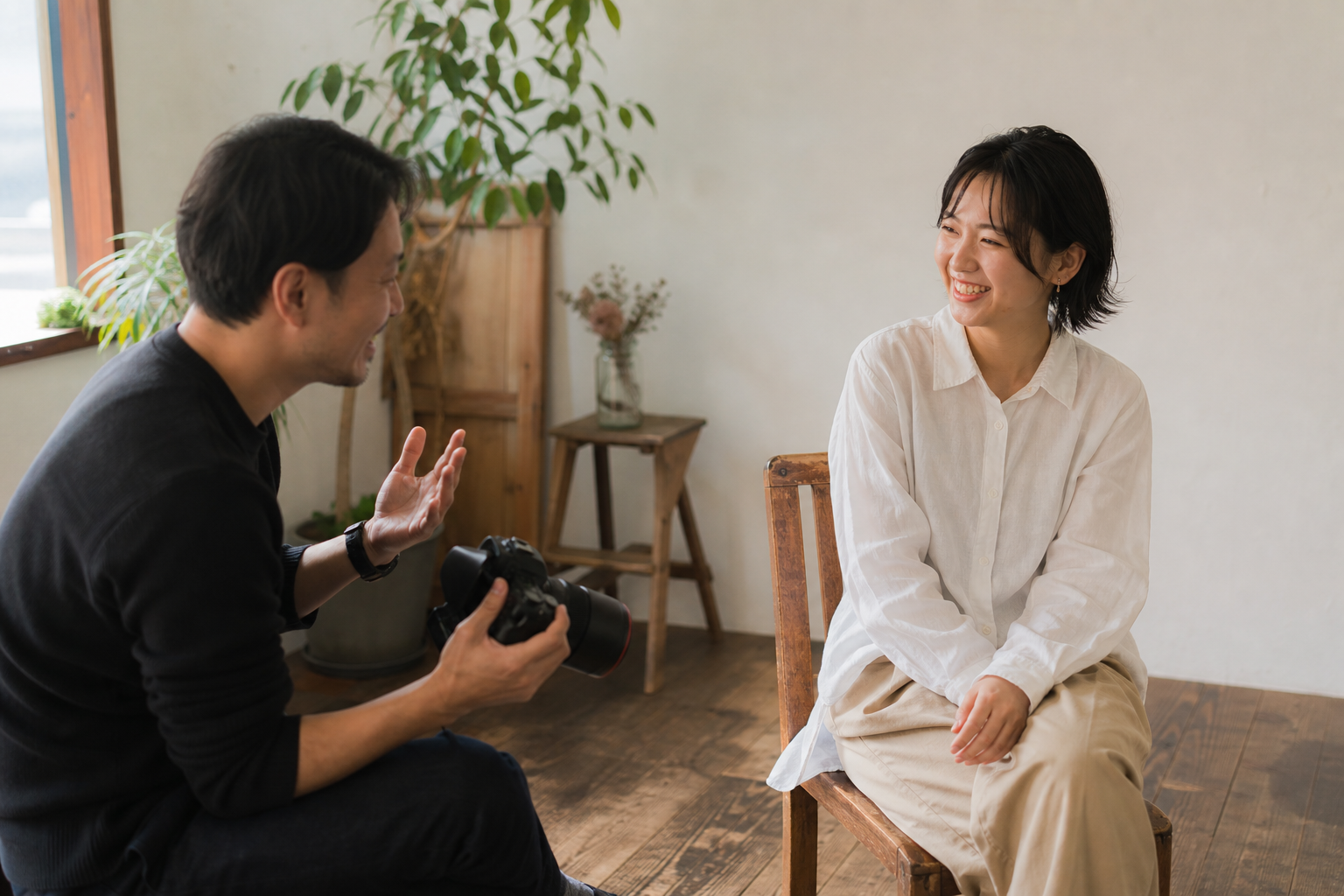 会話でモデルの自然な表情を引き出す写真家